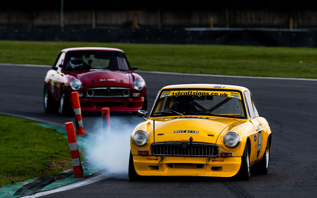2 cars racing at the Snetterton 300